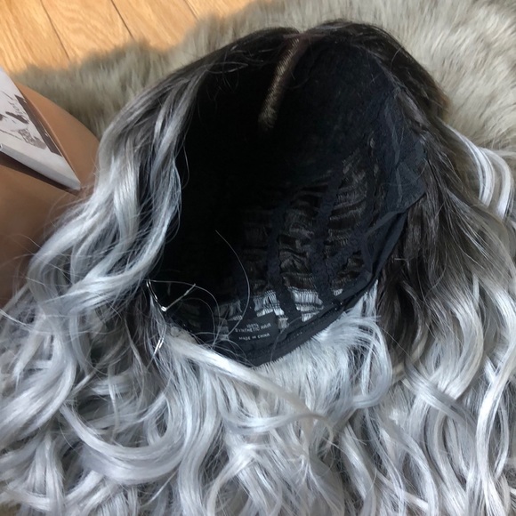 ?LEXA 12” GREY CELEB  MIDDLE PART WAVY BOB WIG